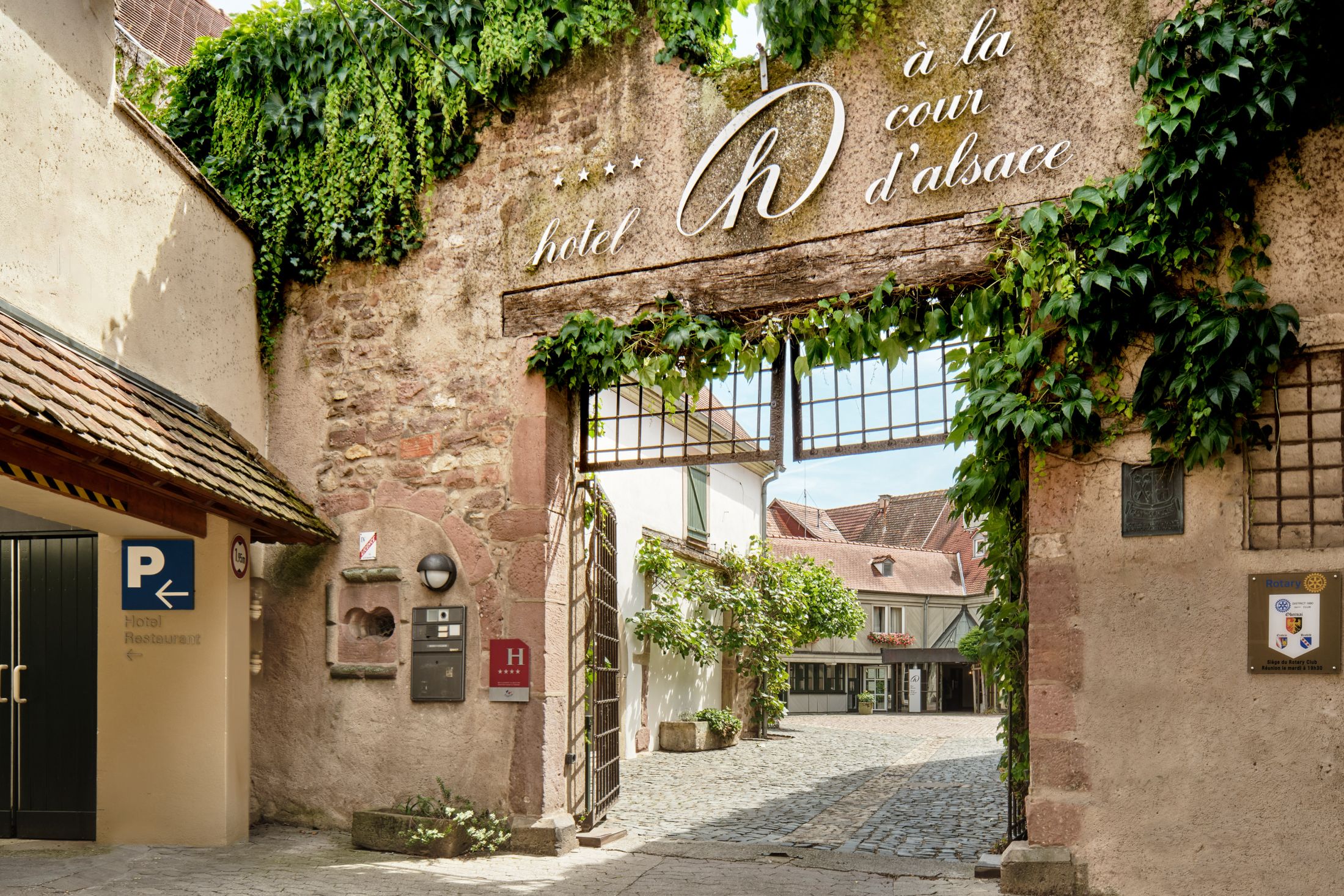 Façade hôtel a la cour d'alsace